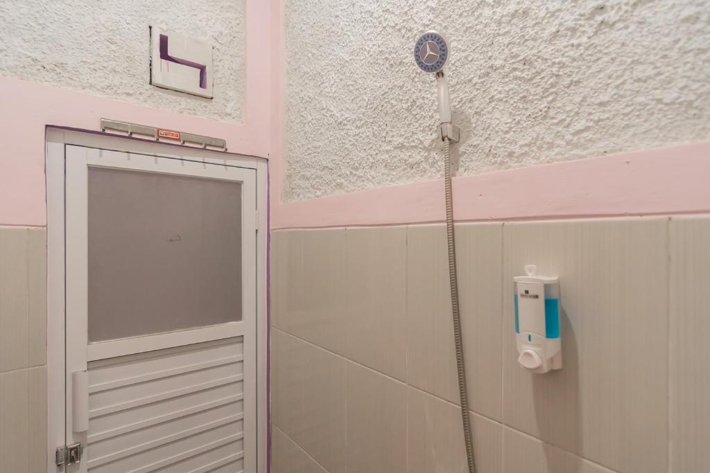 Koupelna v ubytování RedDoorz @ Cipanas Garut