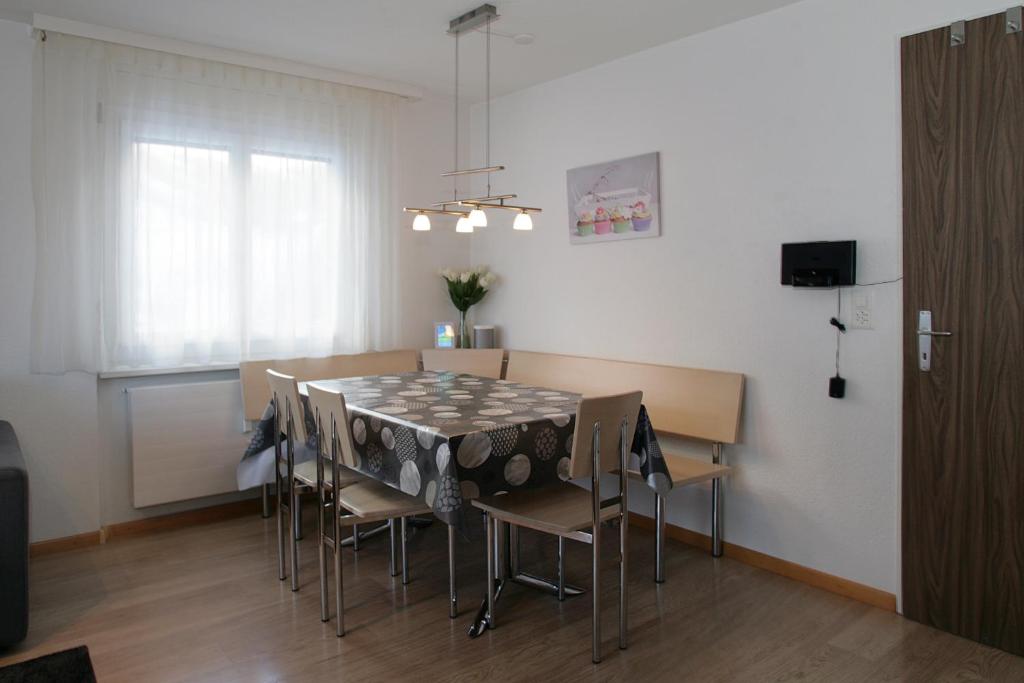 TV a/nebo společenská místnost v ubytování Baron / Baronesse Apartments