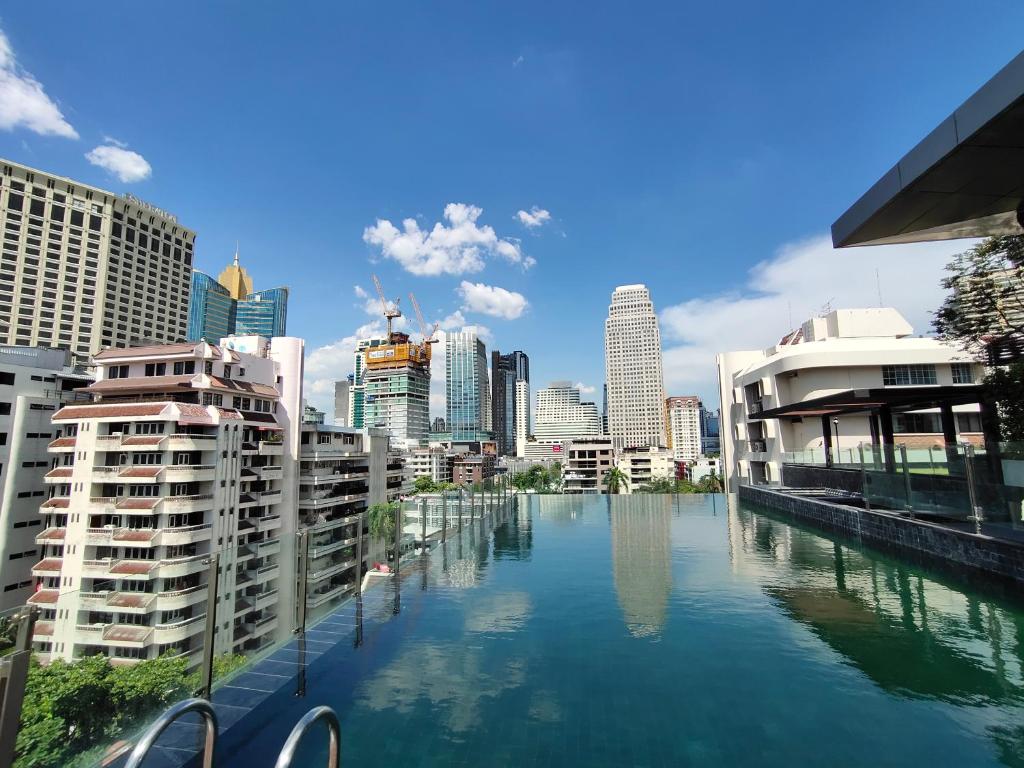 ein Fluss mitten in einer Stadt mit Gebäuden in der Unterkunft Circle Rein Sukhumvit 12 #1BR#Pool&Gym#Near Terminal 21#Max2 in Bangkok