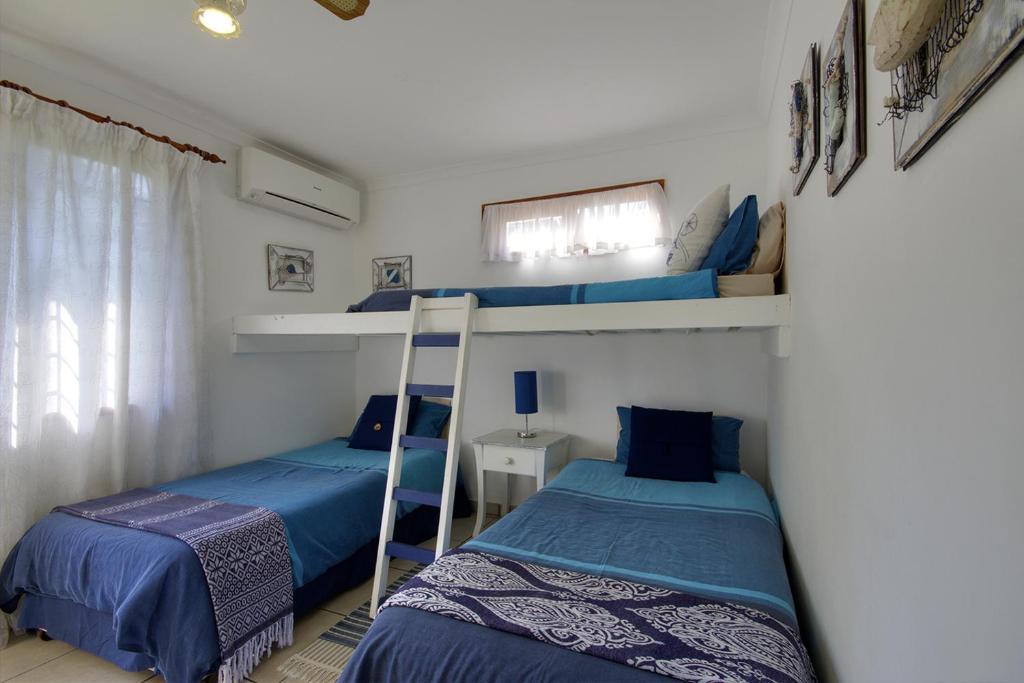 Postel nebo postele na pokoji v ubytování St Lucia Ocean View Lodge