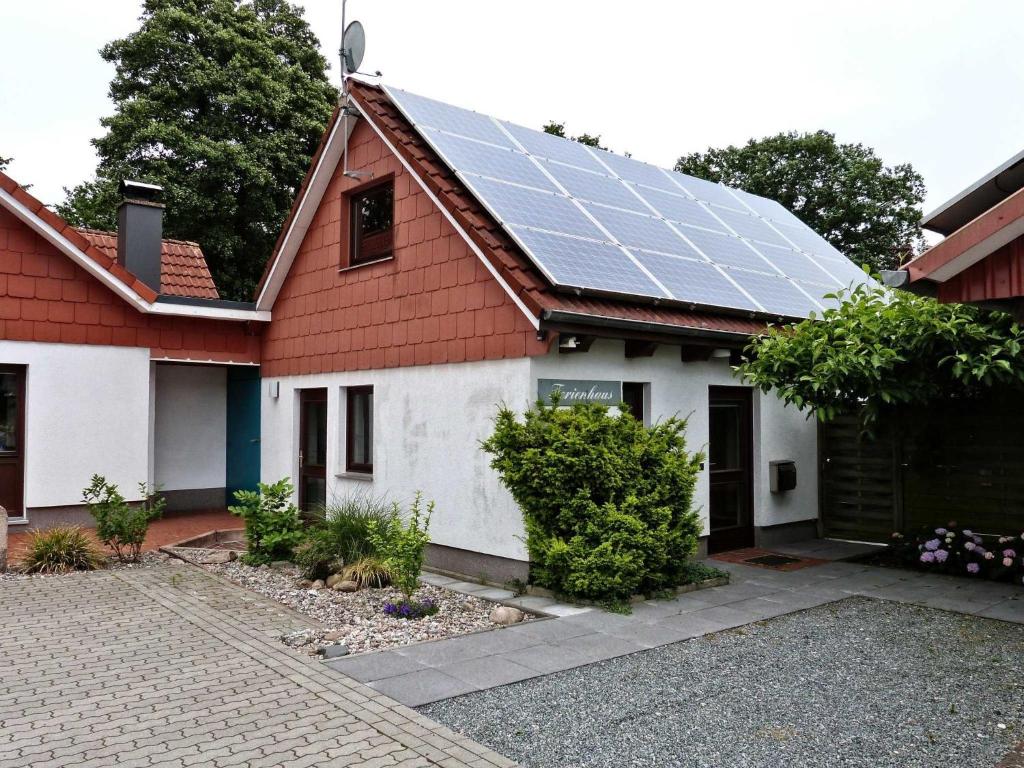 una casa con paneles solares en el techo en Ferienhaus Heisch, en Schafflund
