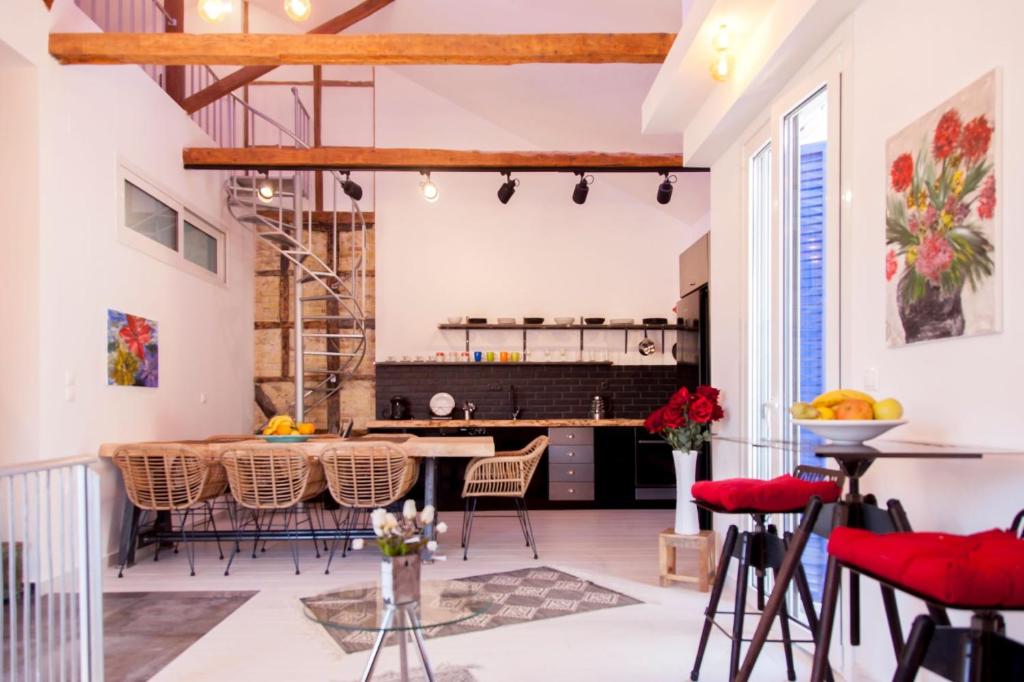 - une cuisine et une salle à manger avec une table et des chaises dans l'établissement Naluna Boutique Apartment Lefkada Town, à Leucade