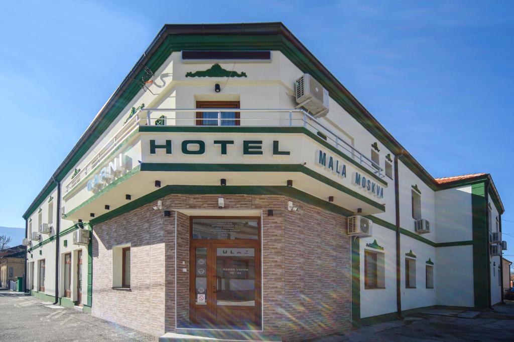 ein Gebäude mit einem Hotelschild darüber in der Unterkunft Garni Hotel Mala Moskva in Bela Palanka