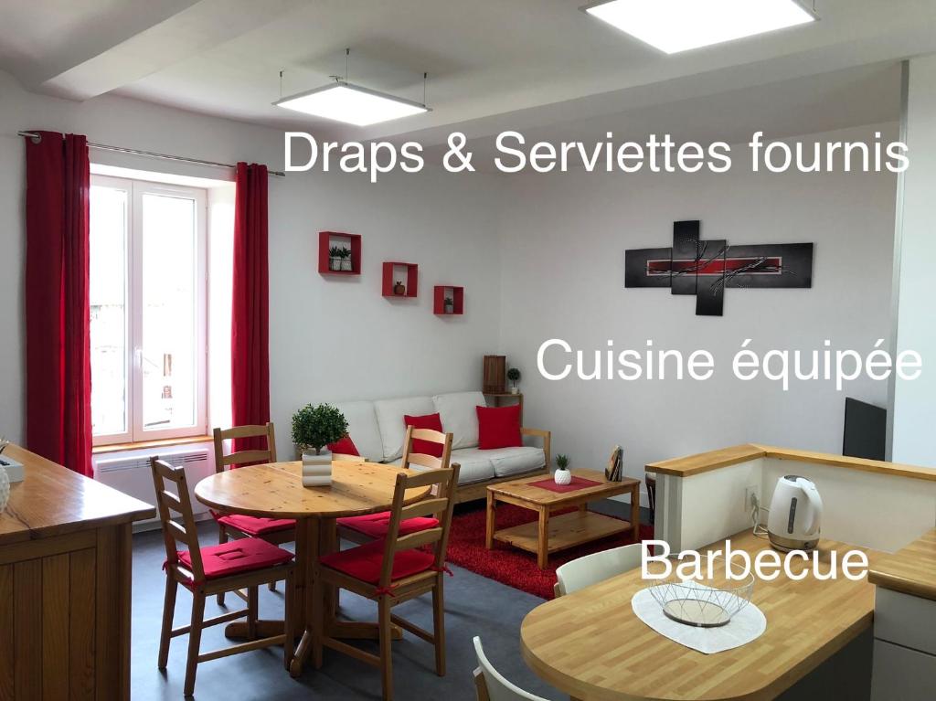 un salon avec une table et un canapé dans l'établissement APPT 1.5KM PLAGES DU DÉBARQUEMENT, à Tracy-sur-Mer