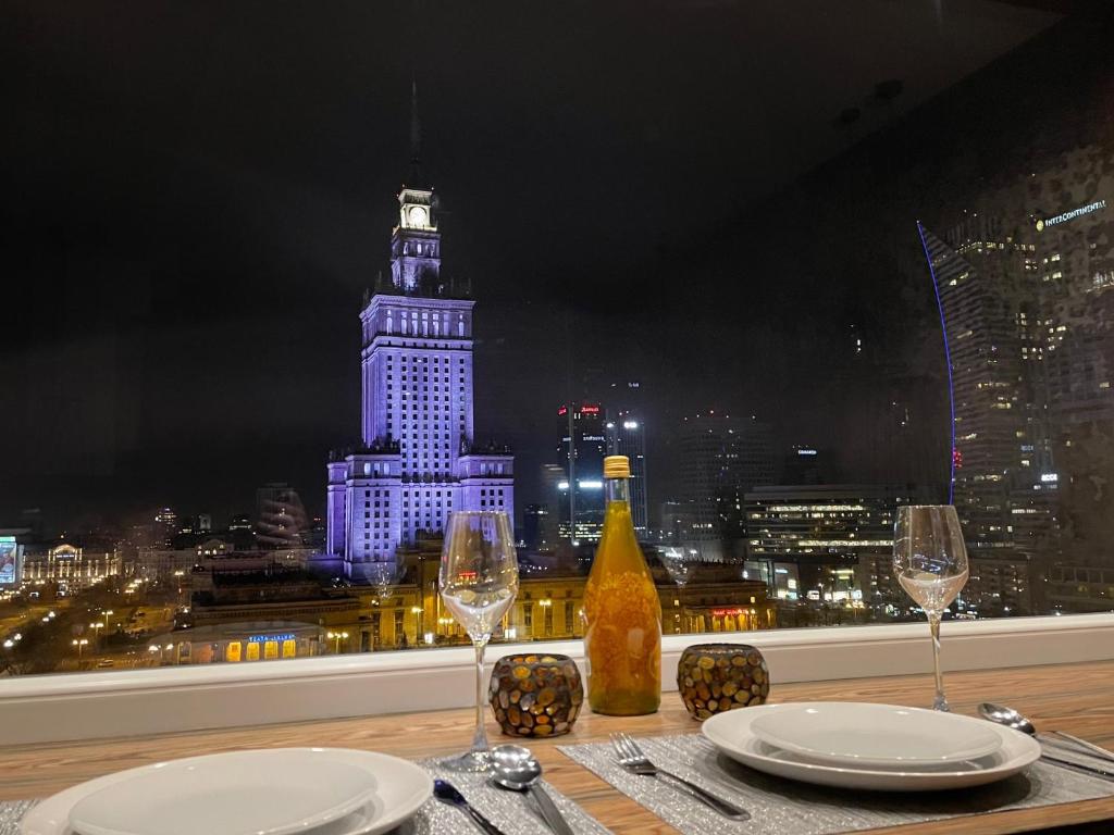 - une table avec 2 verres et une bouteille de vin dans l'établissement The View studio, à Varsovie