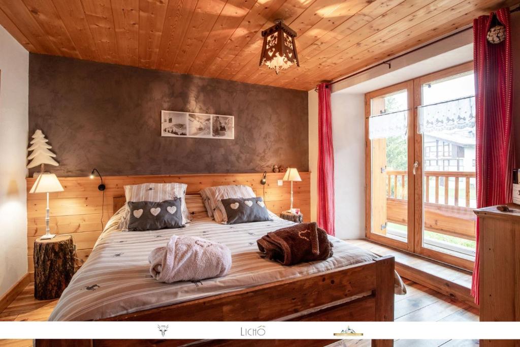 Кровать или кровати в номере Chez Mamie Anna (B&B et Chalet)