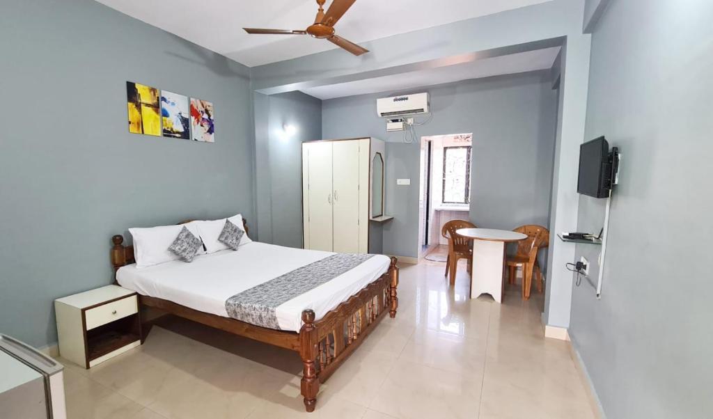 Jackson's Beach House Calangute في كالانغيُت: غرفة نوم فيها سرير وتلفزيون