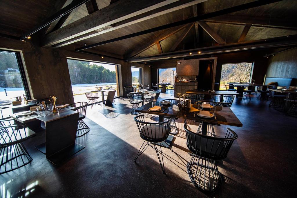 A restaurant or other place to eat at Les Pardines 1819 Mountain suites & SPA