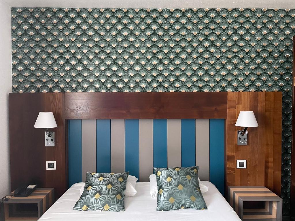 Postel nebo postele na pokoji v ubytování Hôtel Le Néron - Logis