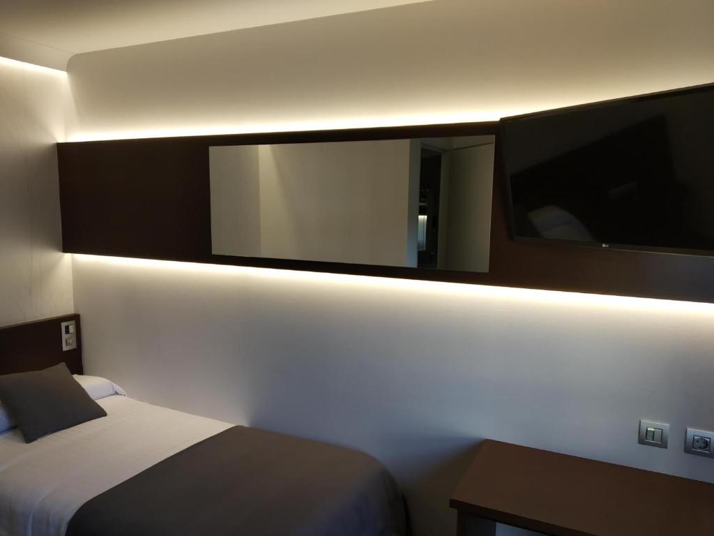 Postel nebo postele na pokoji v ubytování Hotel Olot Centre