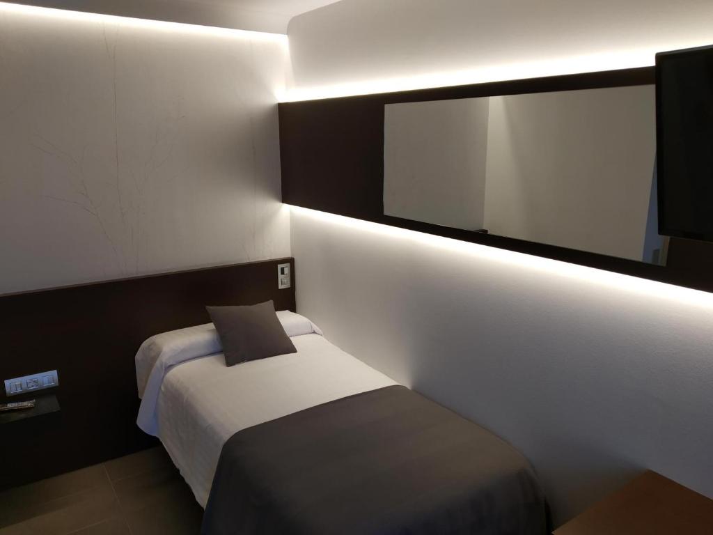 Postel nebo postele na pokoji v ubytování Hotel Olot Centre