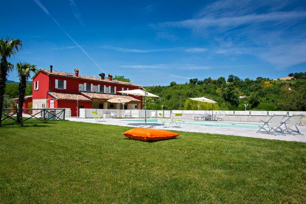 Casa roja con piscina y patio en CASCINA MARIANNA 12&4, Emma Villas, en Fossombrone