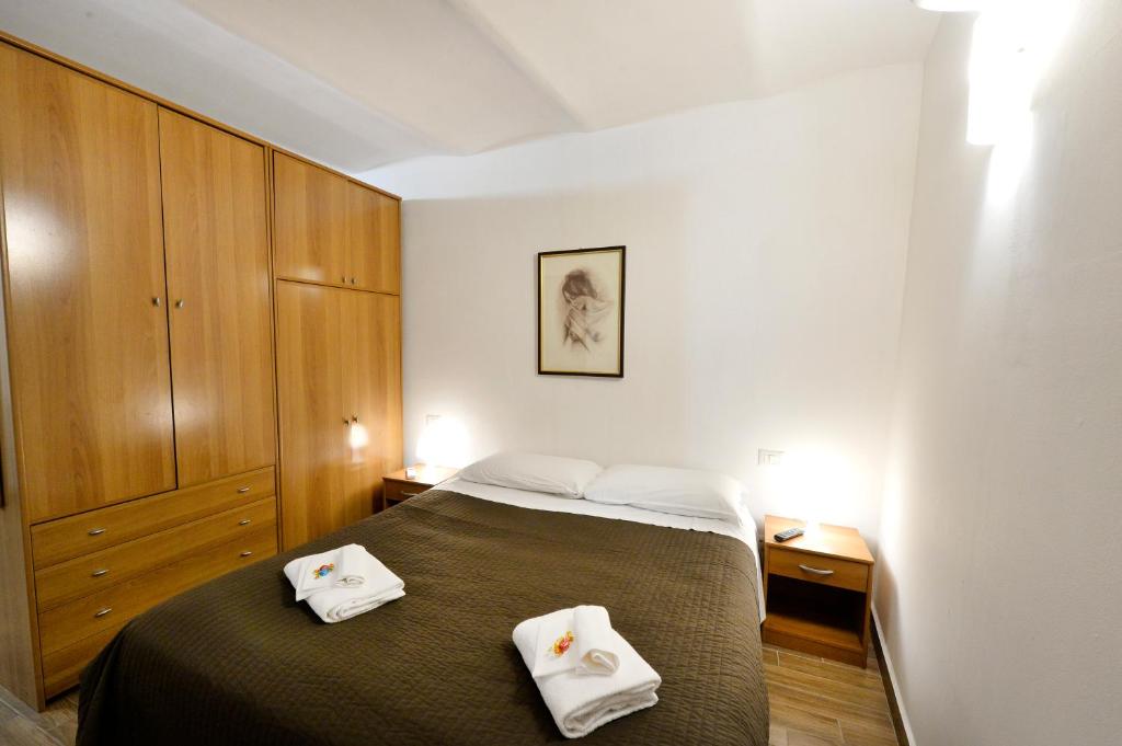 sypialnia z łóżkiem i dwoma ręcznikami na nim w obiekcie Perugia Apartments w mieście Perugia