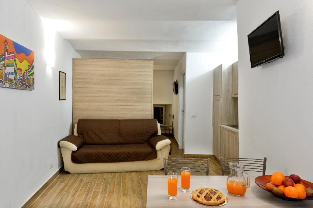 salon z kanapą i stołem w obiekcie Perugia Apartments w mieście Perugia