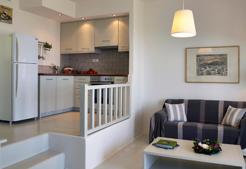 Kuchyň nebo kuchyňský kout v ubytování Kea Village Suites & Villas