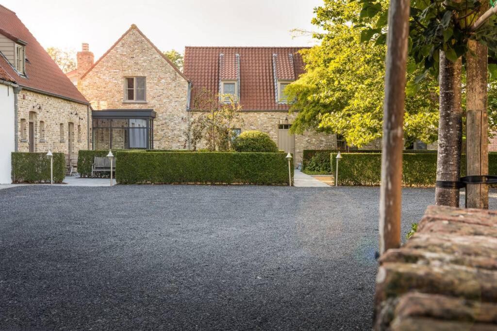 an empty driveway in front of a house at Domein Lepelem in De Haan