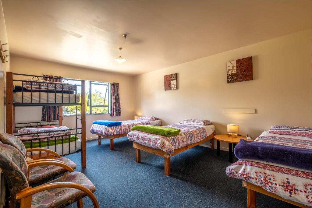 Postel nebo postele na pokoji v ubytování Kakapo Lodge