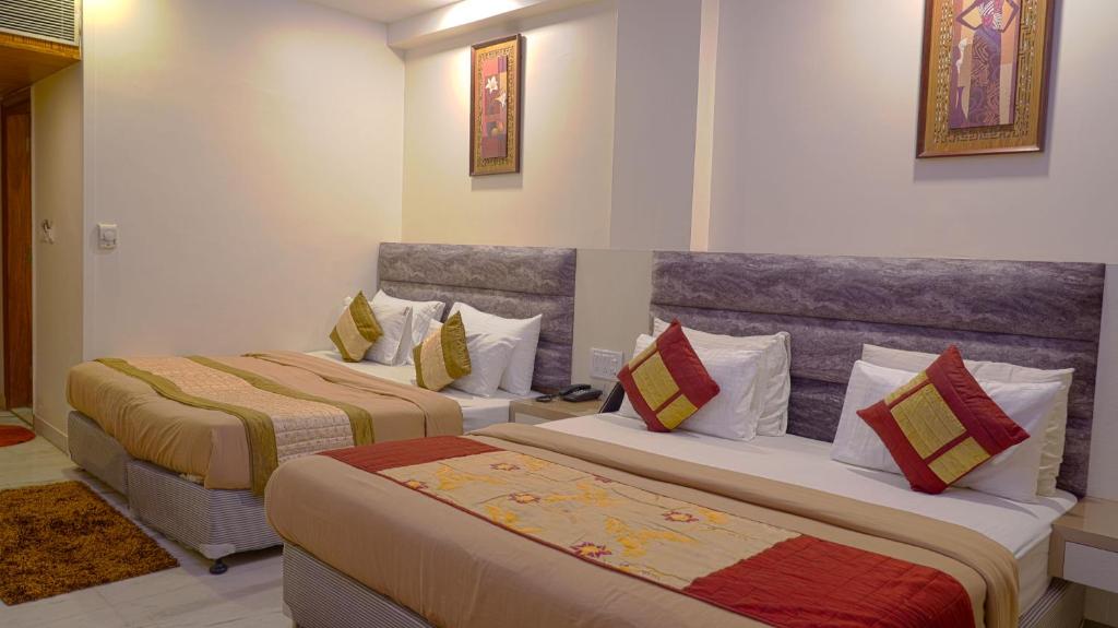 Un pat sau paturi într-o cameră la HOTEL ALL IZ WELL-By Haveliya Hotels