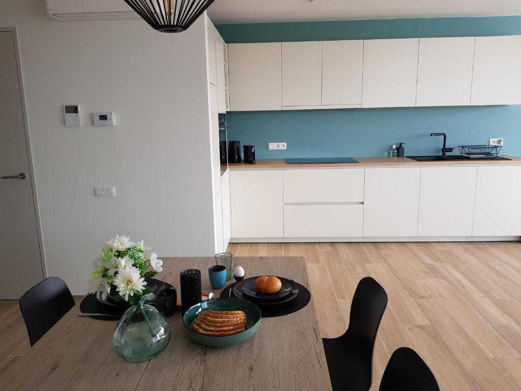 Kuchyň nebo kuchyňský kout v ubytování Vakantiewoning Ijzerfront 14-18