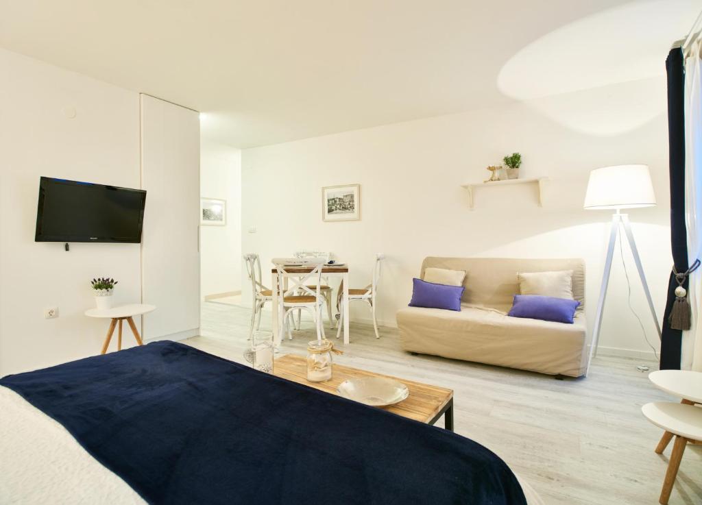 Telewizja i/lub zestaw kina domowego w obiekcie Old Town Splendid Apartments by Irundo