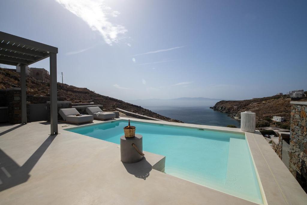 Phos Villas Tinos في Agios Romanos: مسبح مطل على المحيط