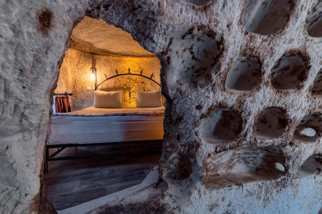 Postel nebo postele na pokoji v ubytování Amber Cave Suites