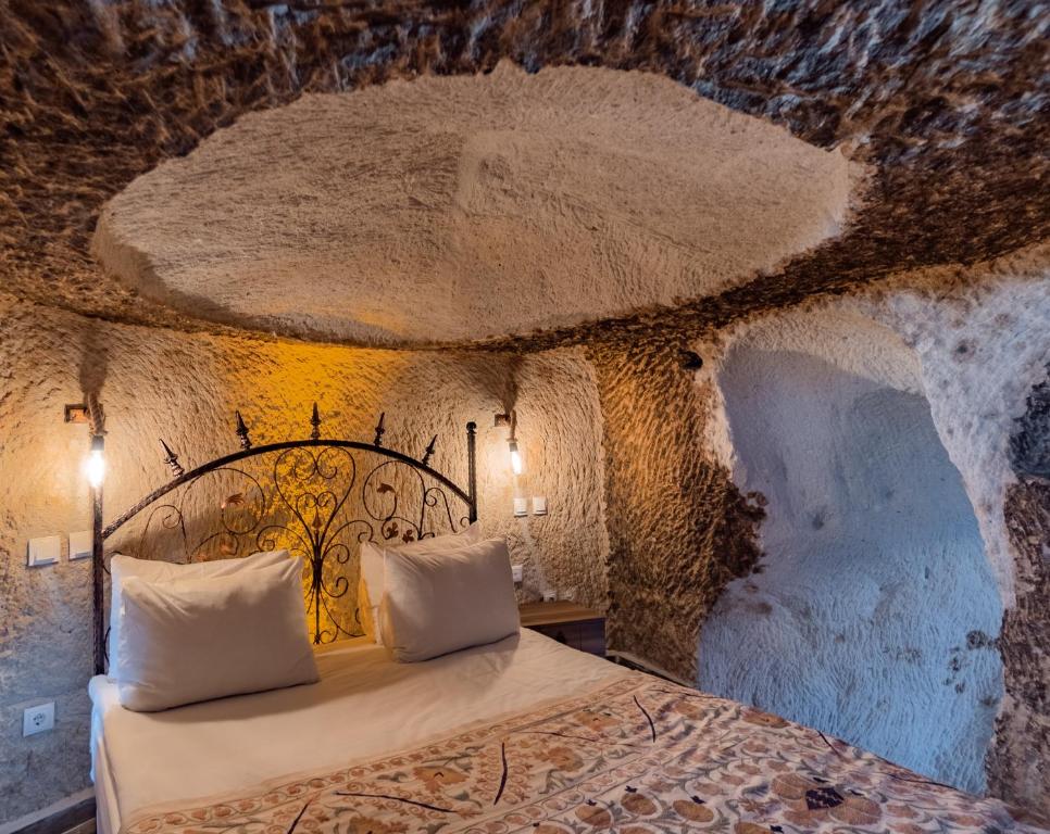 Postel nebo postele na pokoji v ubytování Amber Cave Suites