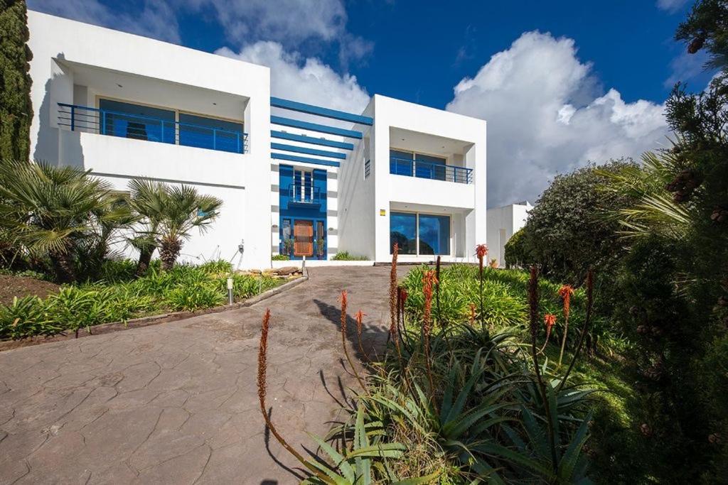 un gran edificio blanco con muchas ventanas en Villa Tarifa en Tarifa