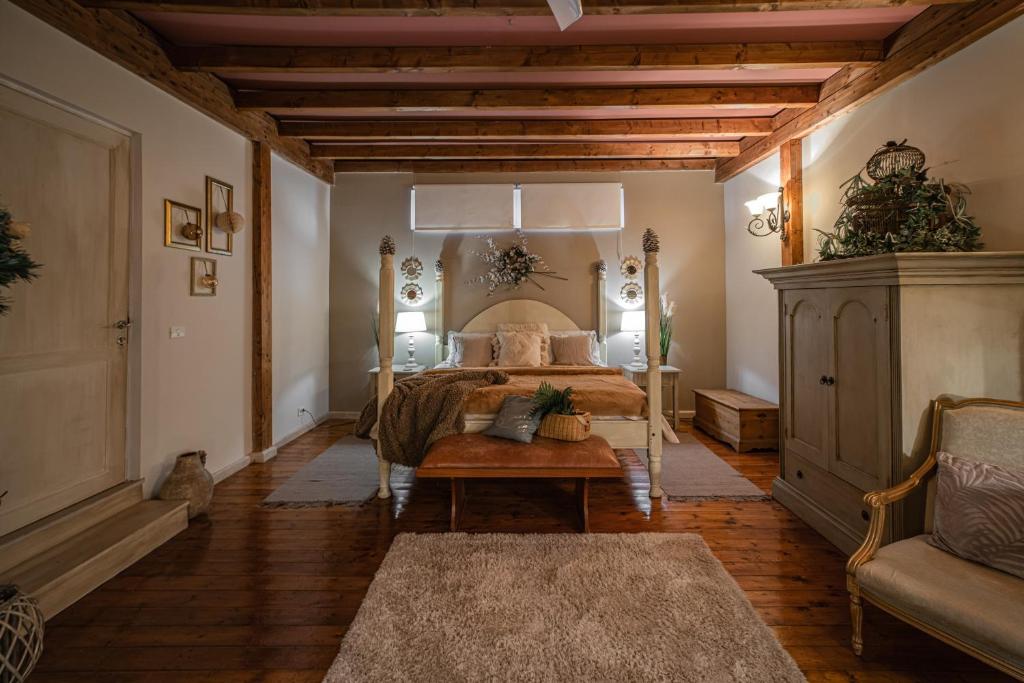 1 dormitorio con 1 cama con techo de madera en The lemon tree, en Vilaflor