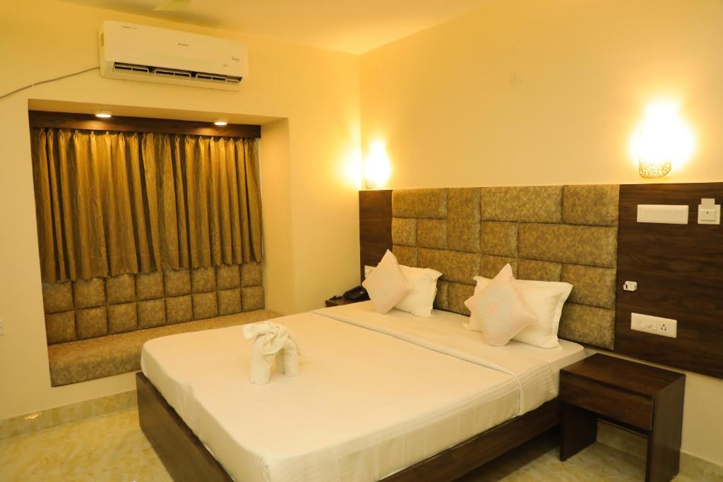 Postel nebo postele na pokoji v ubytování Hotel Bandhan Residency