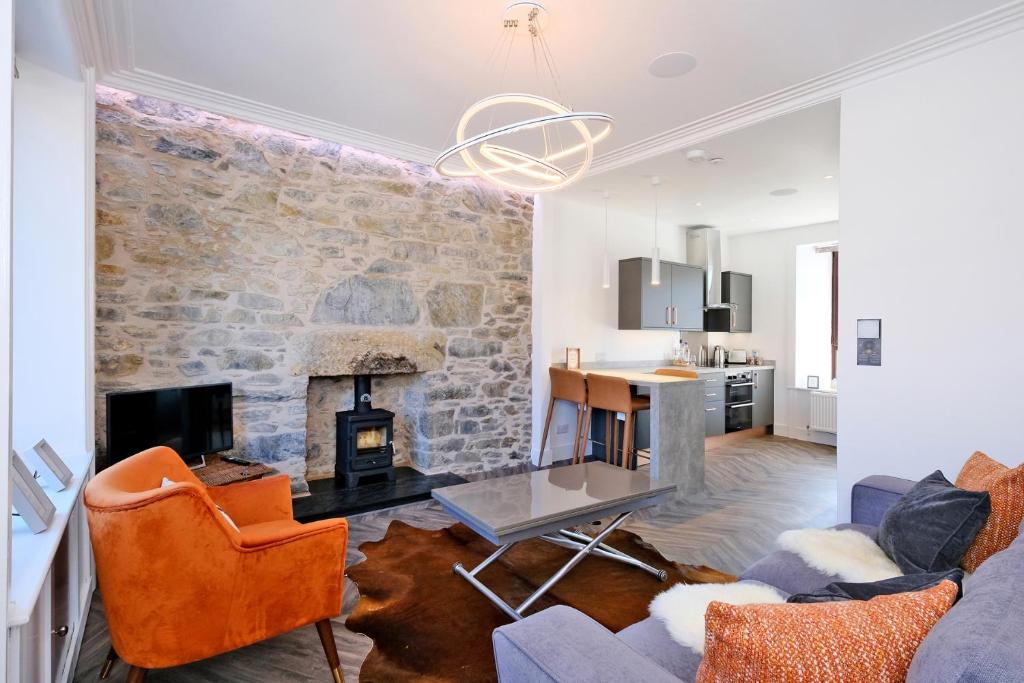 uma sala de estar com uma parede de pedra em Ben Shea Smart Home em Dufftown