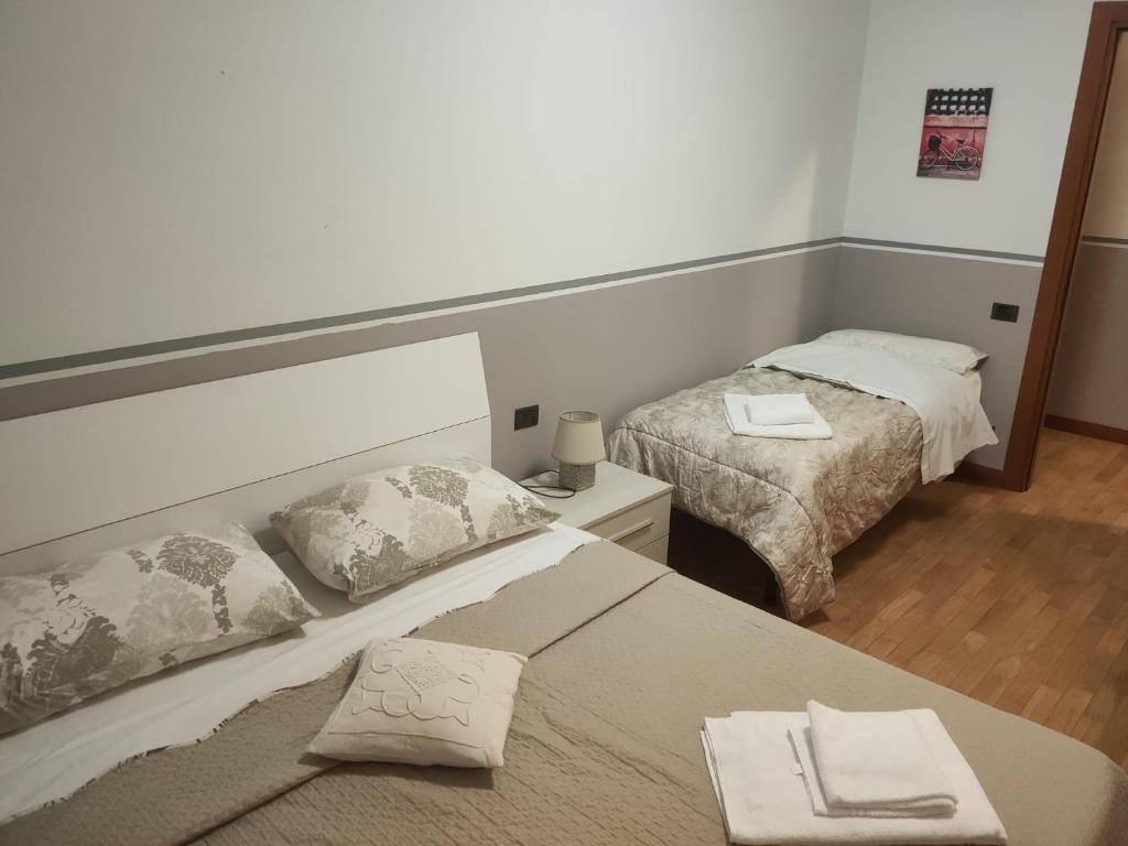 Pokój hotelowy z 2 łóżkami i lustrem w obiekcie Matisse1 w Bergamo