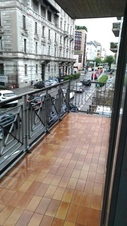 balkon z widokiem na ulicę miejską w obiekcie Matisse1 w Bergamo