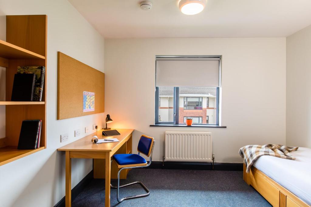 Postel nebo postele na pokoji v ubytování Maynooth Campus Apartments