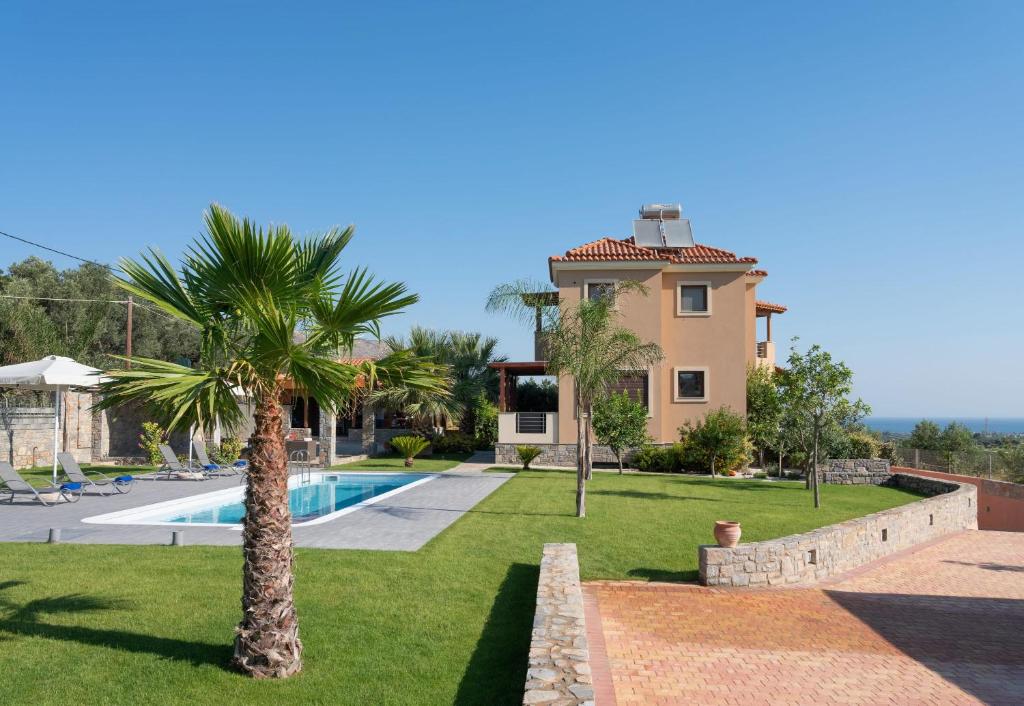Villa con piscina y palmeras en Luxurious Villa David, en Áno Kalésia