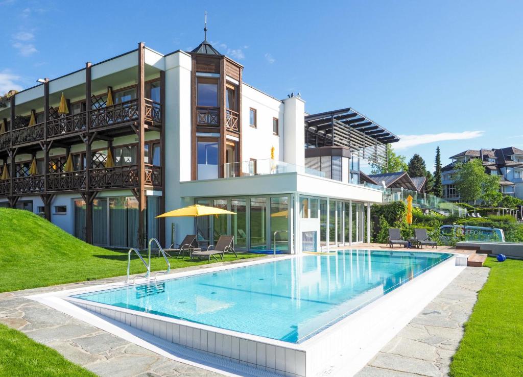 The swimming pool at or close to Seehotel Engstler