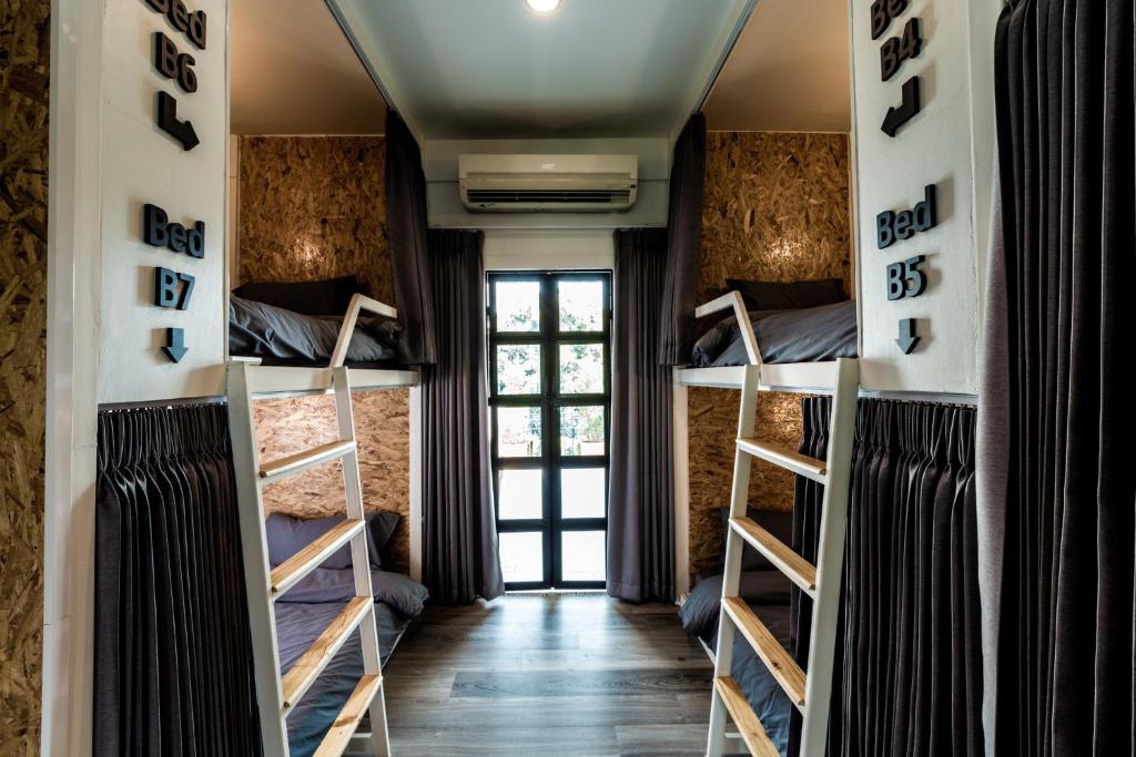 Palanda nebo palandy na pokoji v ubytování My Way Hostel Chiang Mai
