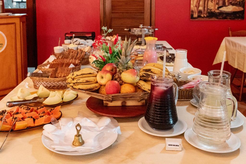 een tafel met veel eten erop bij Pousada das Missoes in São Miguel das Missões