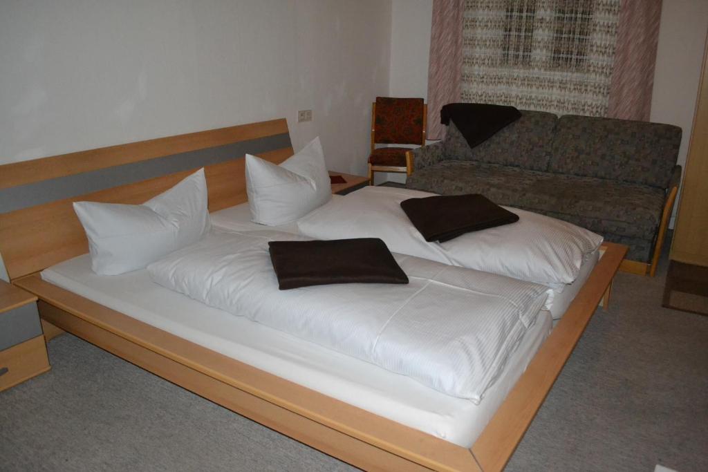 Postel nebo postele na pokoji v ubytování Hotel Walfisch
