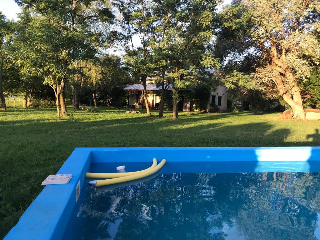 a couple of kayaks sitting on top of a pool at Baradero - La vida de campo a una hora del Obelisco! km142 R9 - las chapas casa de campo baradero in Baradero