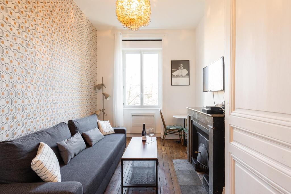 un salon avec un canapé et une table dans l'établissement DIFY Magique - Part Dieu, à Villeurbanne