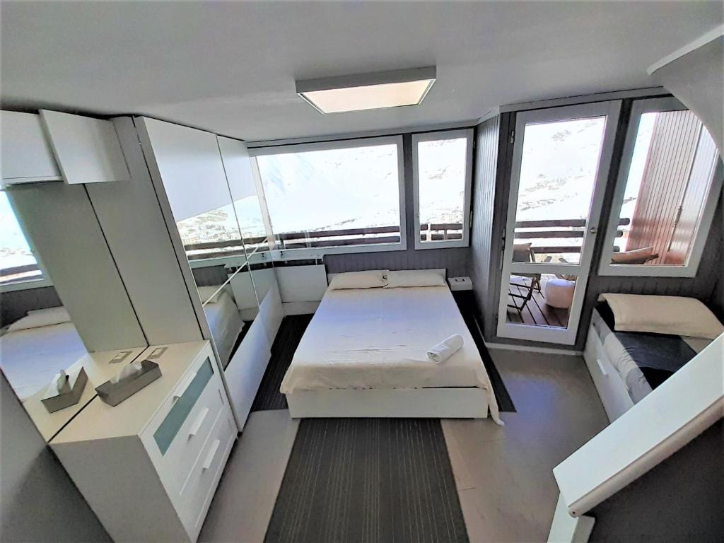 A bed or beds in a room at La Coquille