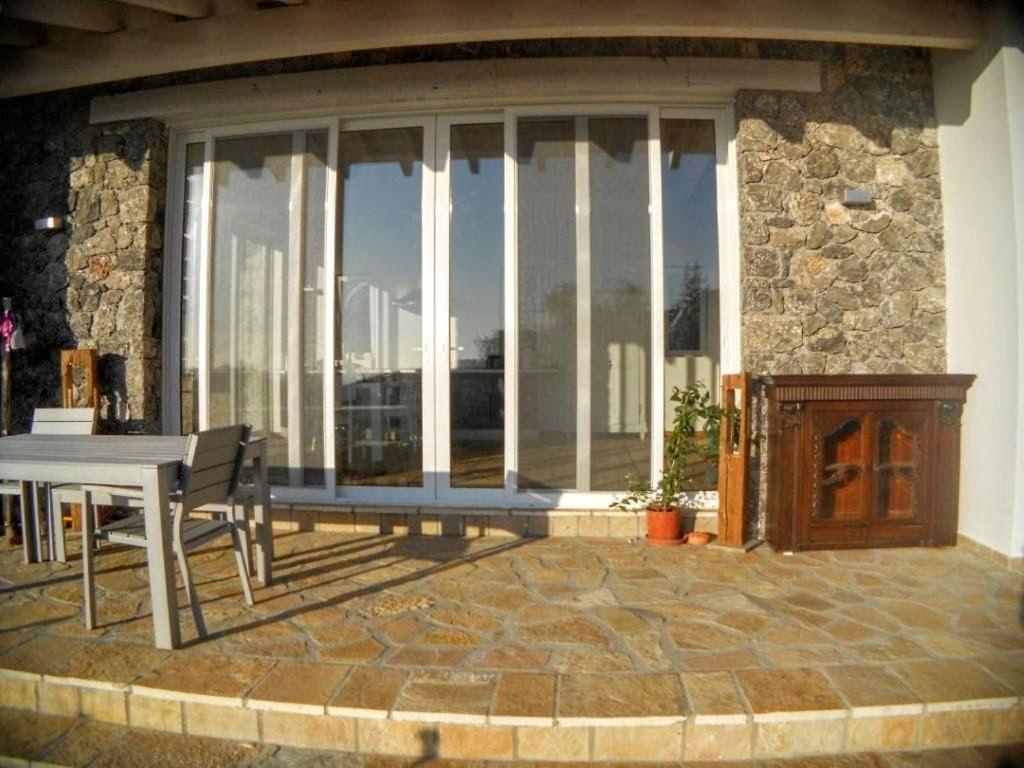 A balcony or terrace at Natur-Steinhaus mit Meerblick: hell, ruhig, exklusiv, strandnah