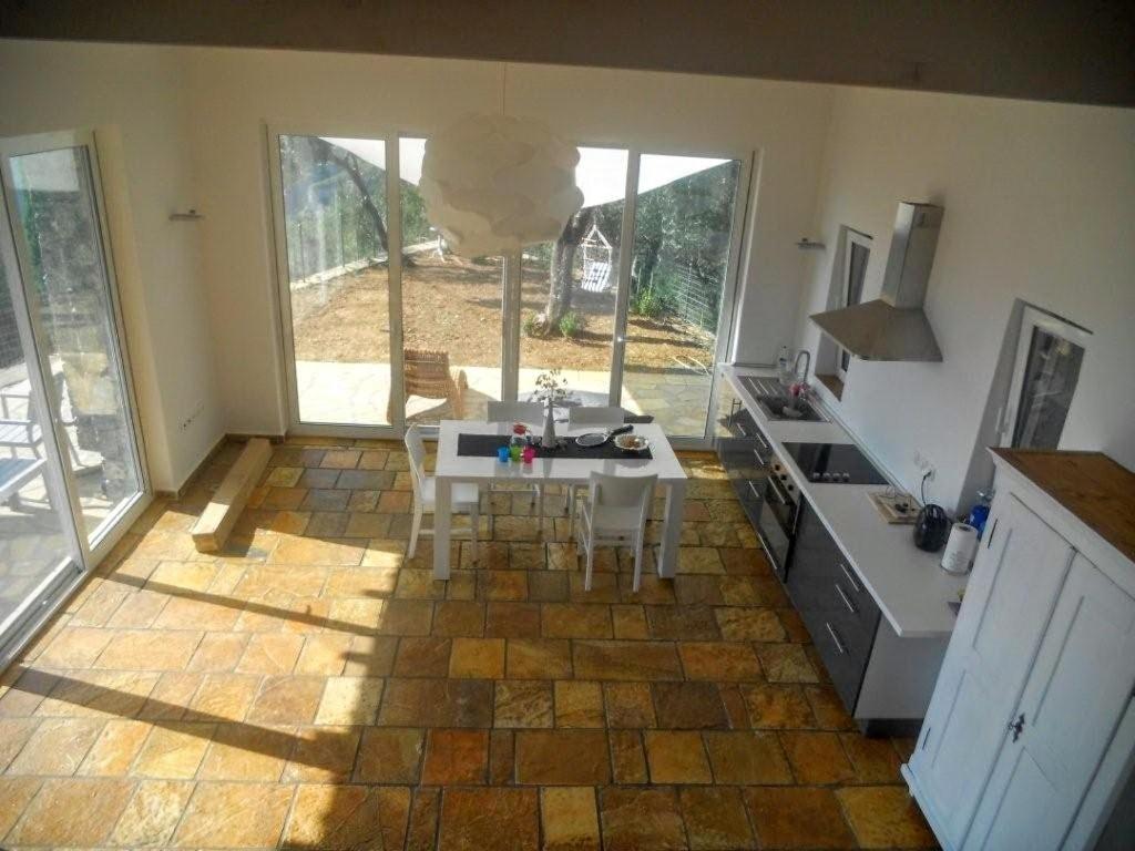A kitchen or kitchenette at Natur-Steinhaus mit Meerblick: hell, ruhig, exklusiv, strandnah