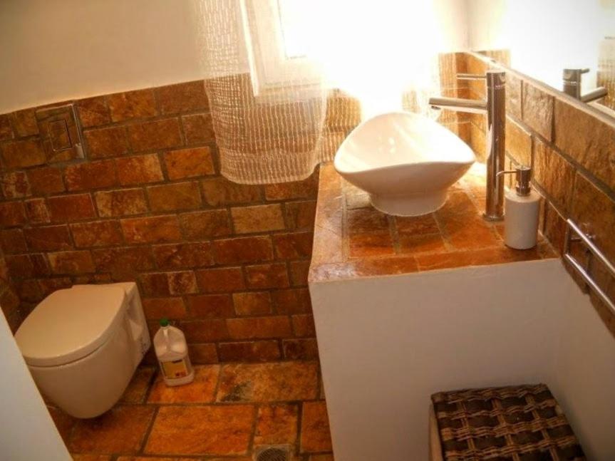 A bathroom at Natur-Steinhaus mit Meerblick: hell, ruhig, exklusiv, strandnah