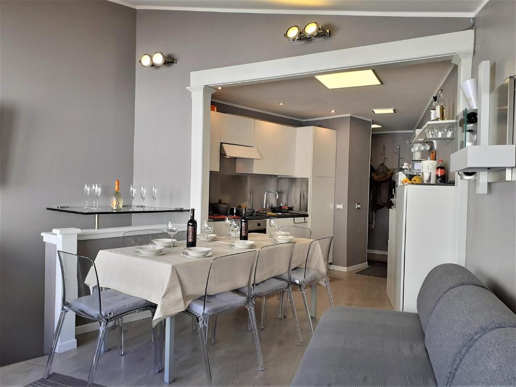 una sala da pranzo con tavolo e sedie e una cucina di La Coquille a Breuil-Cervinia