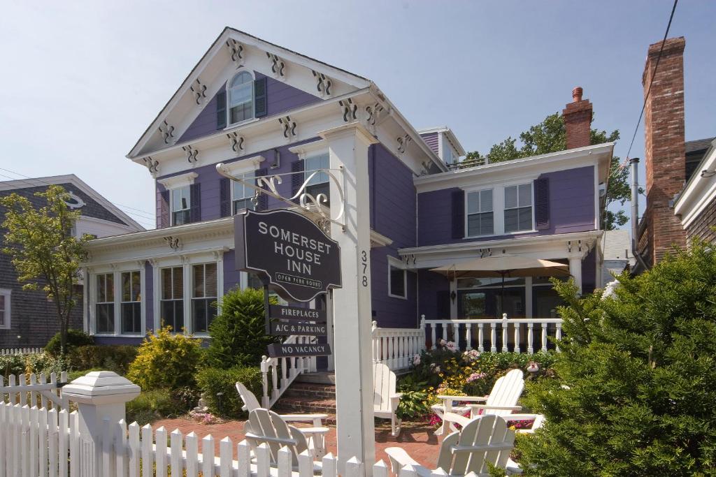 ein Haus mit einem Schild davor in der Unterkunft Somerset House Inn in Provincetown