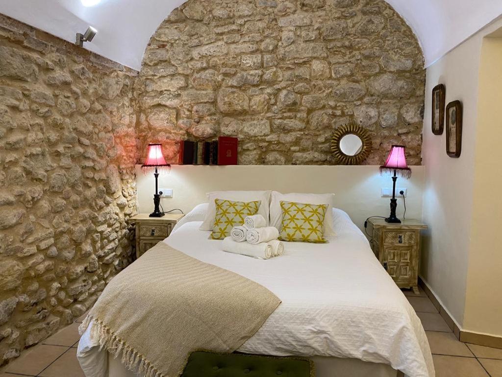 A bed or beds in a room at Casa Arco de la Pastora