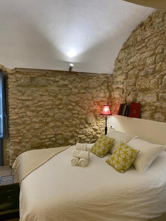A bed or beds in a room at Casa Arco de la Pastora