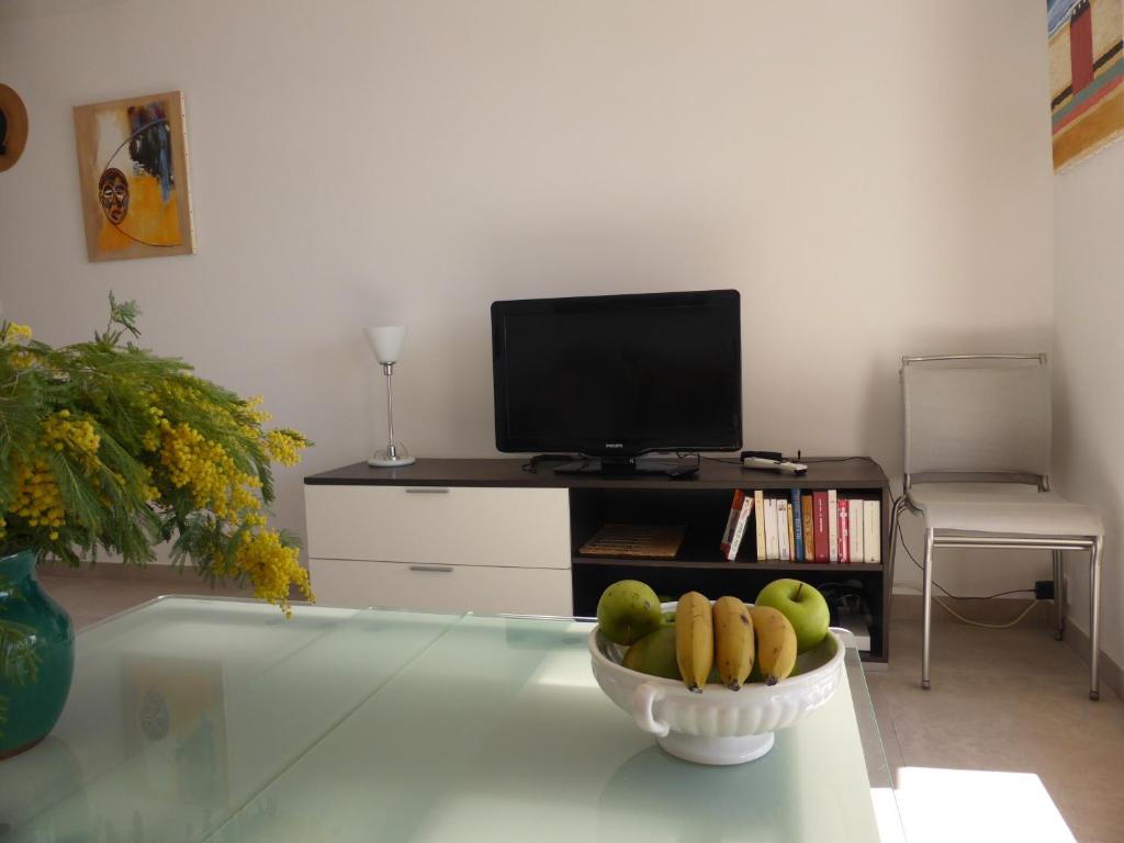 a living room with a bowl of fruit on a table at Plage de Miramar in Théoule-sur-Mer